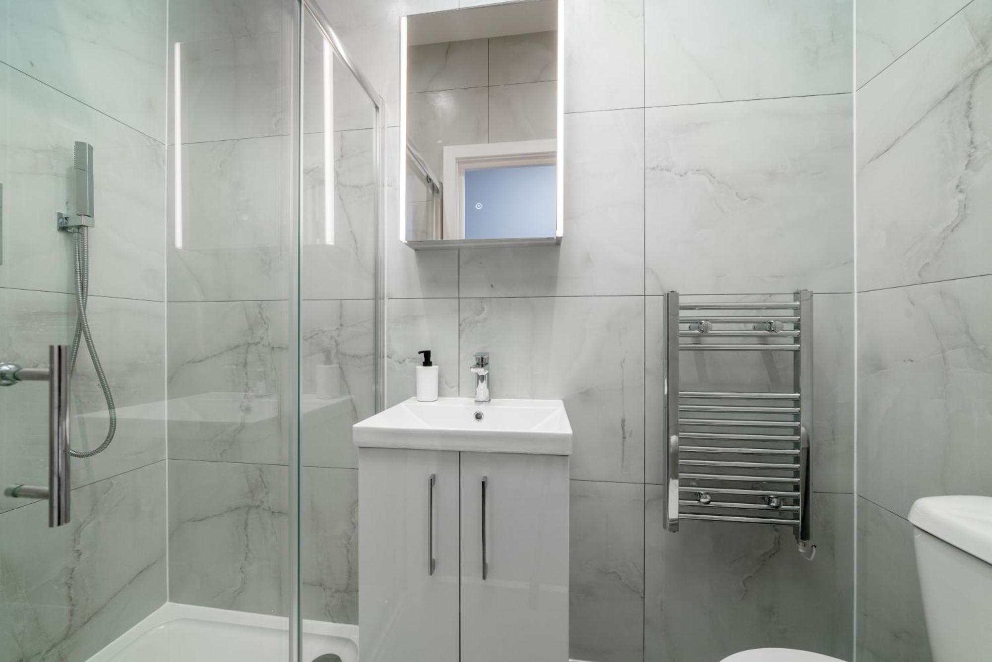 Luxury Flat With Private Terrace In The Heart Of Kingston *